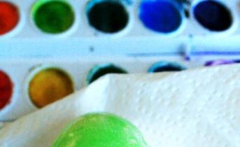 ईस्टर अंडों को रंगने की सरल तकनीकें फेल्ट-टिप पेन से ईस्टर अंडों को कैसे रंगें